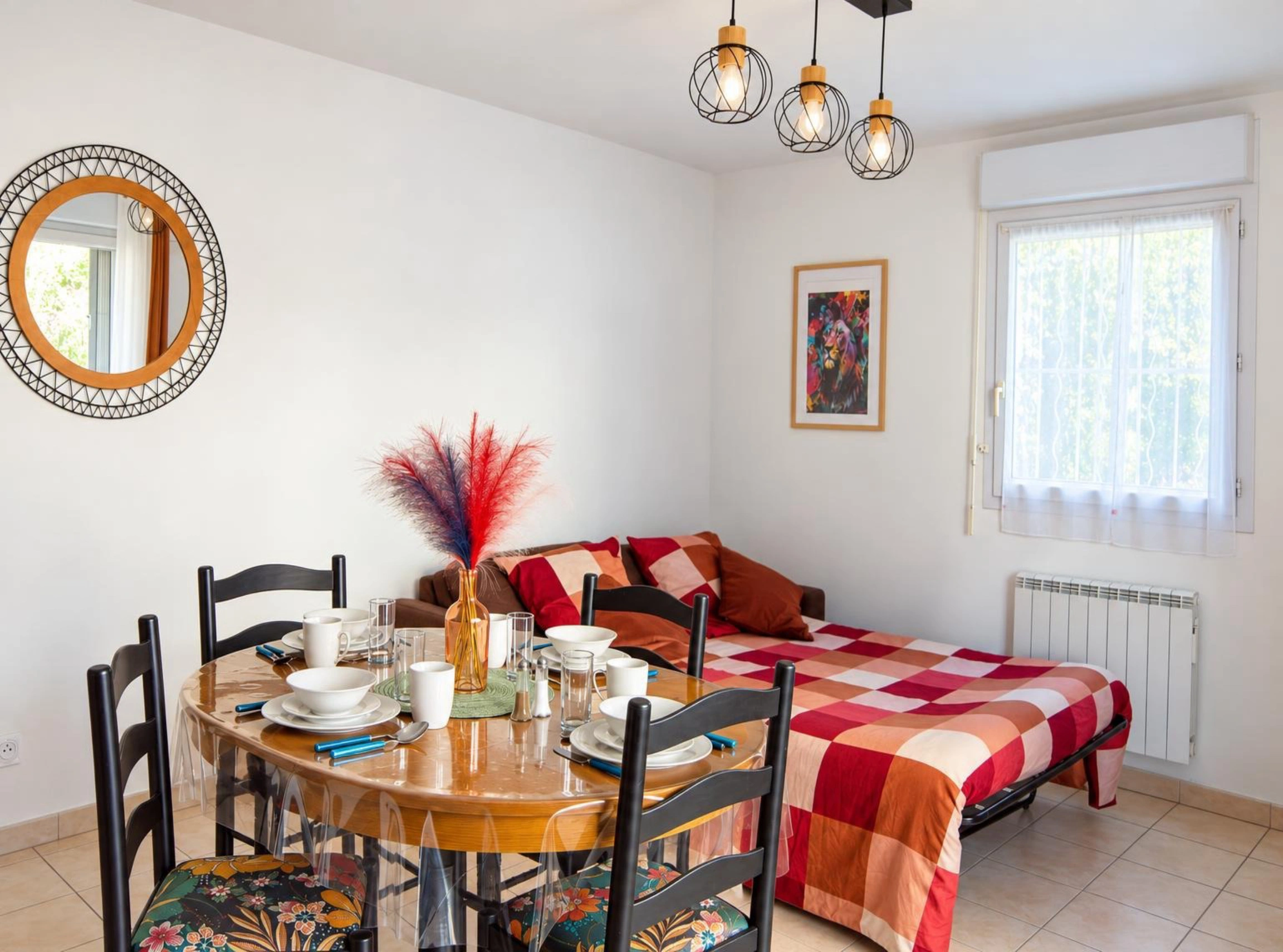 appartement-etoile-biterroise-beziers-herault-france-salon-salle-a-manger-lit-table