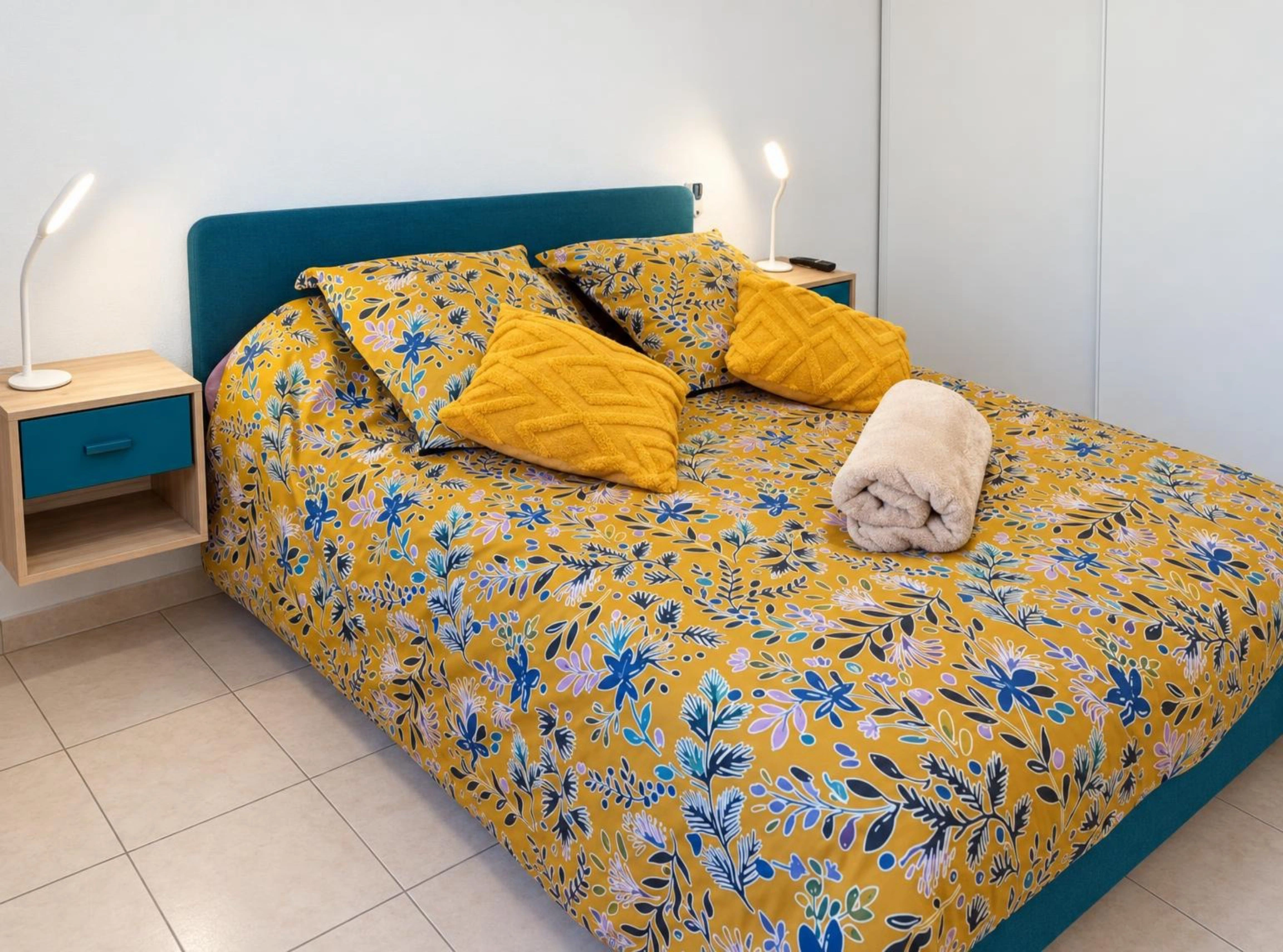 Chambre confortable dans location d'appartement de vacances à Béziers