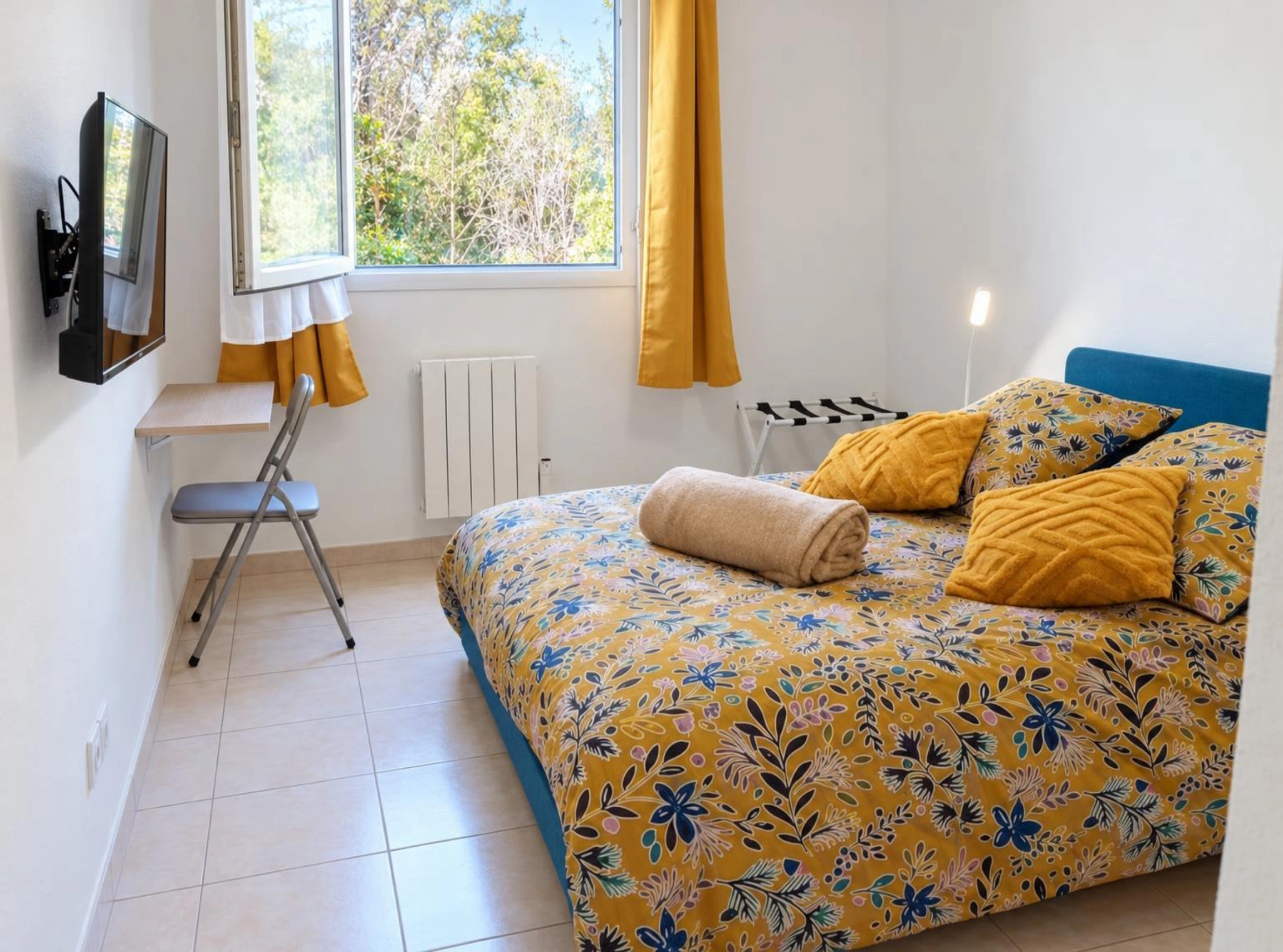 appartement-etoile-biterroise-beziers-herault-france-chambre-lit-bureau
