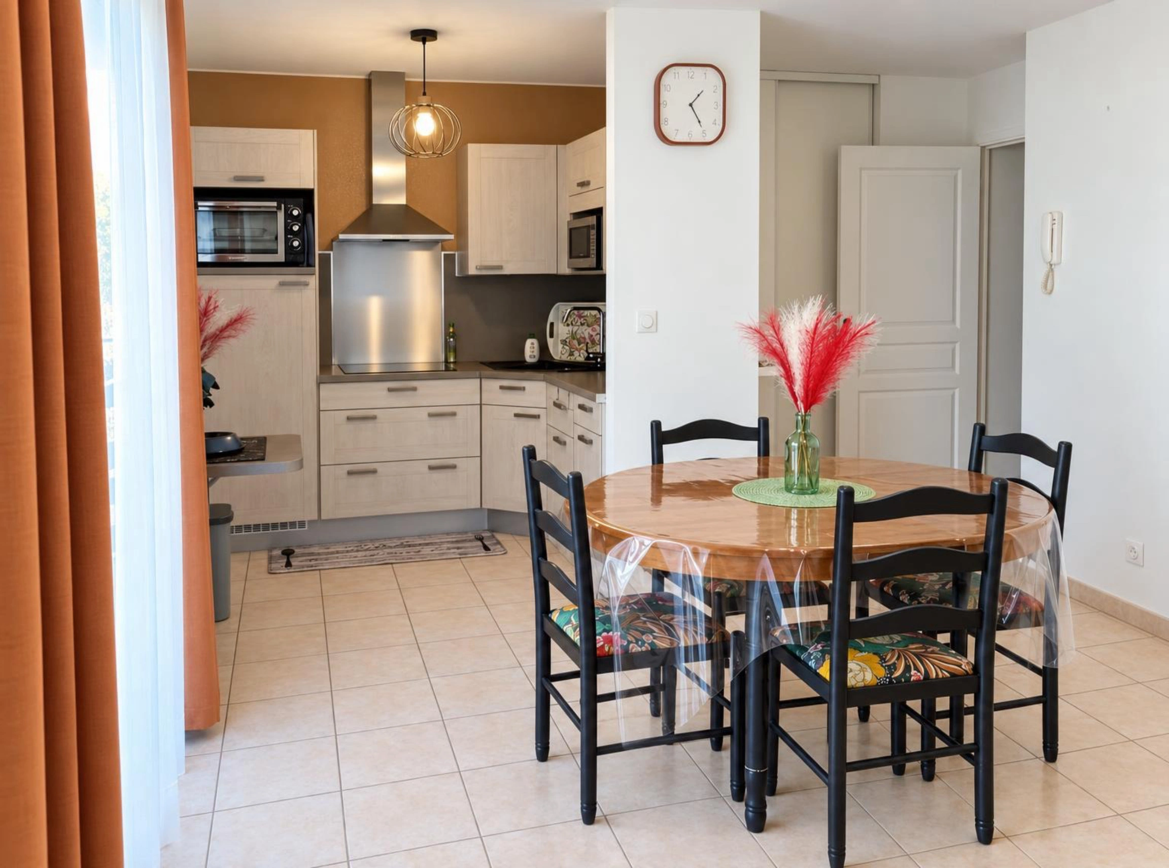 Salle à manger dans appartement meublé de tourisme à Béziers