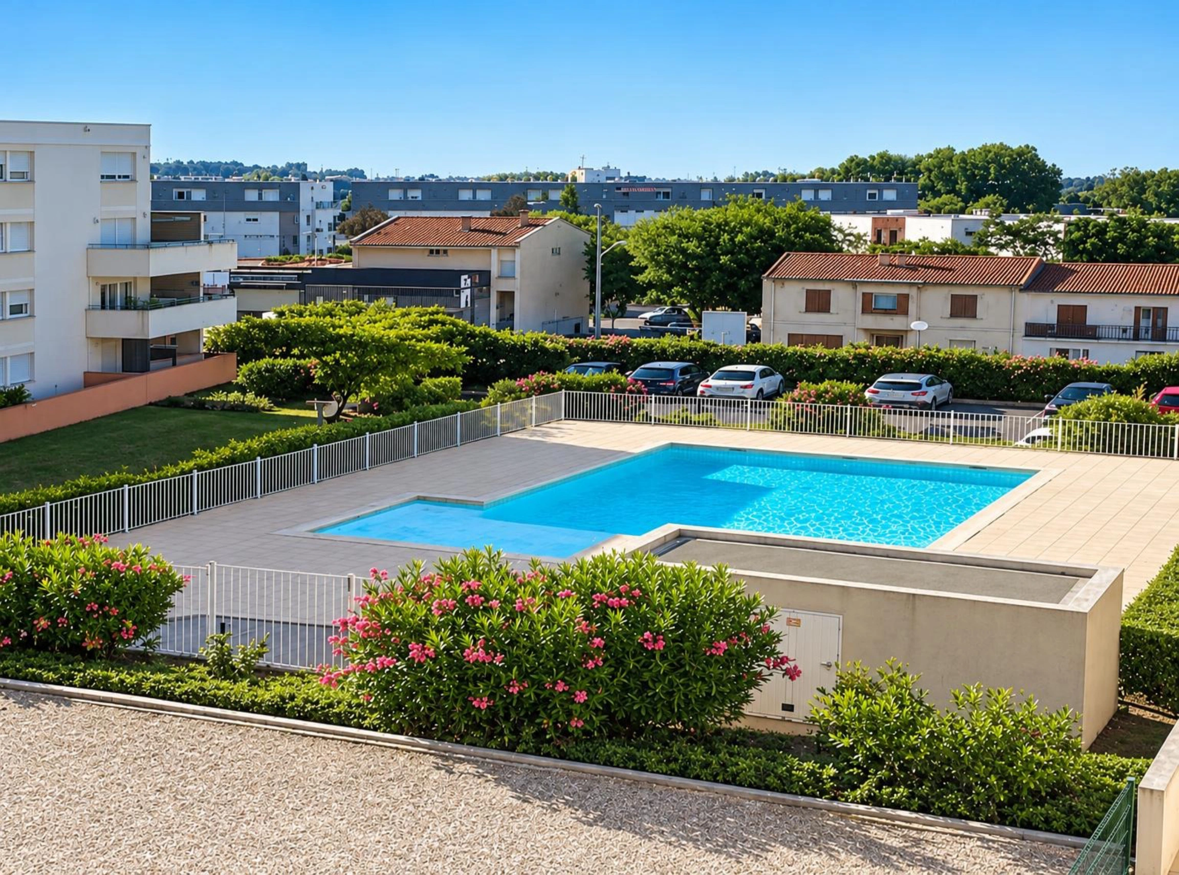 vue de haut de la piscine et du boulodrome au premier plan