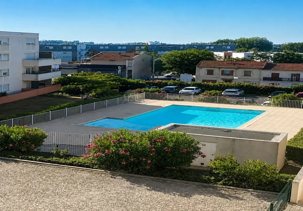 vue de haut de la piscine et du boulodrome au premier plan