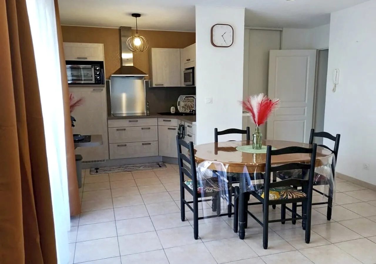 Salle à manger dans appartement meublé de tourisme à Béziers