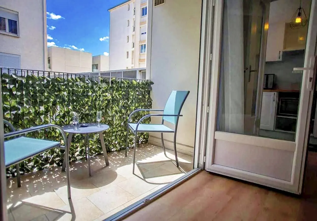 Balcon lumineux dans appartement touristique au centre de Béziers