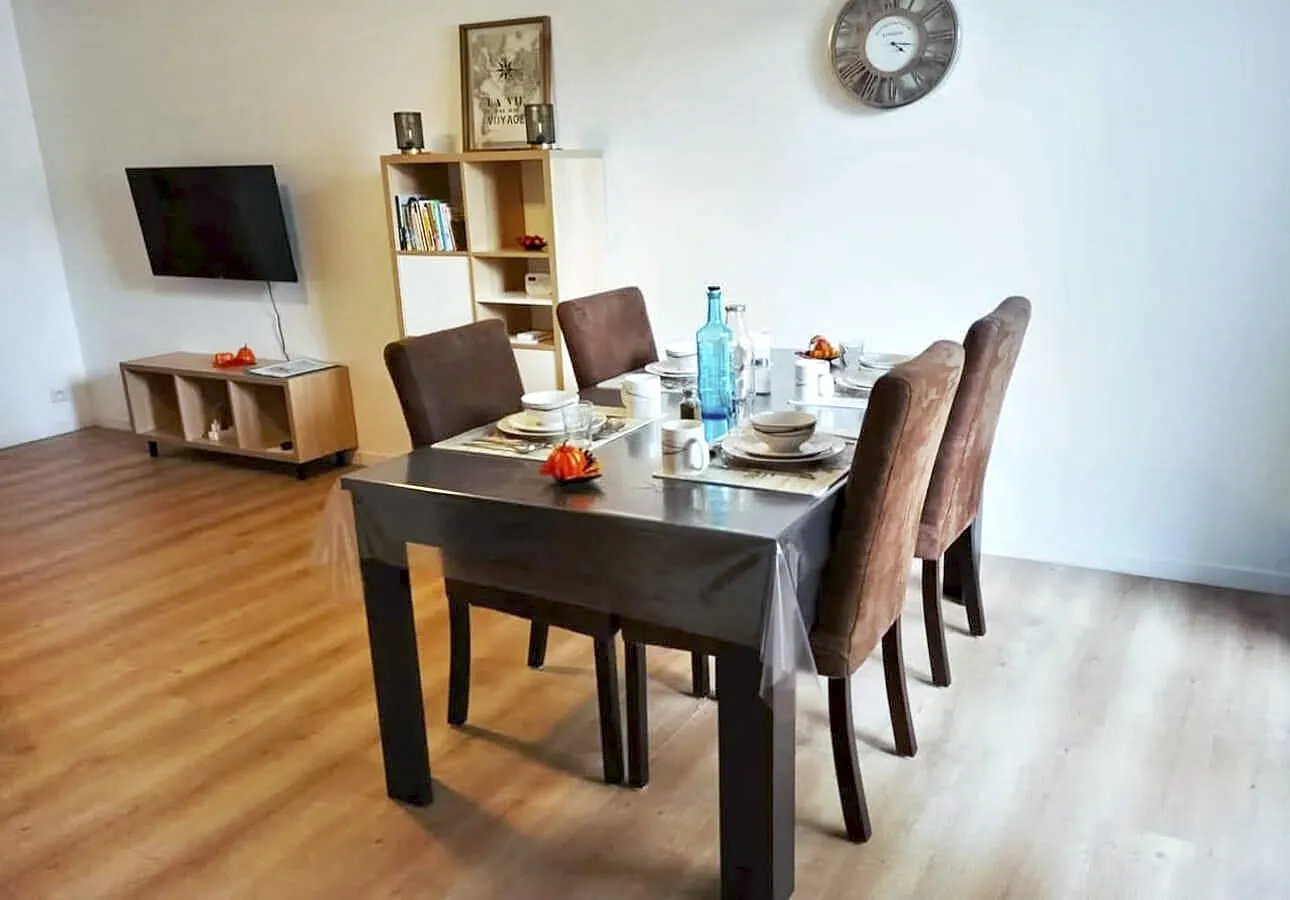 Salle à manger dans appartement meublé de tourisme à Béziers