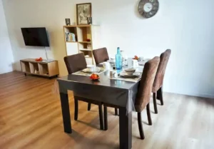 Salle à manger dans appartement meublé de tourisme à Béziers