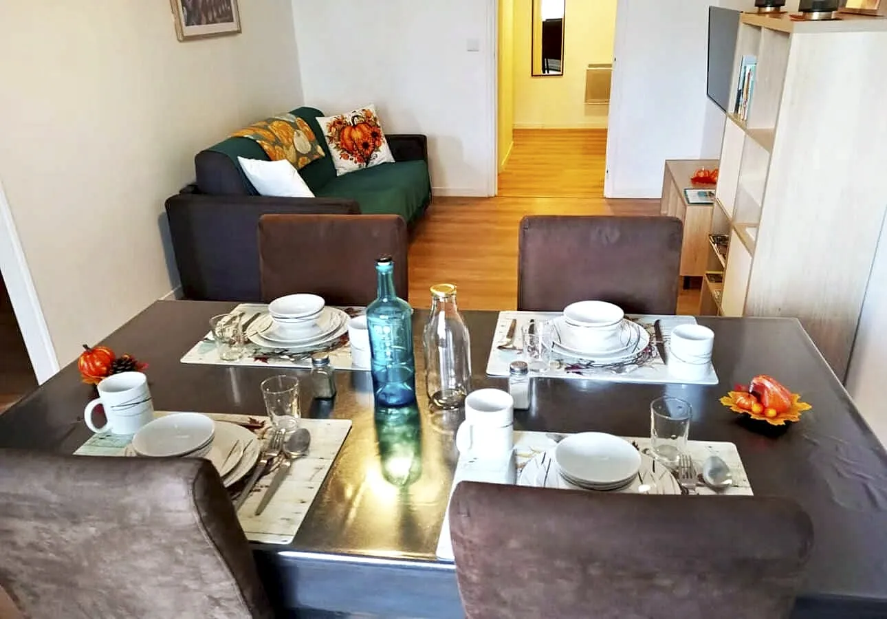 Salle à manger dans appartement meublé de tourisme à Béziers