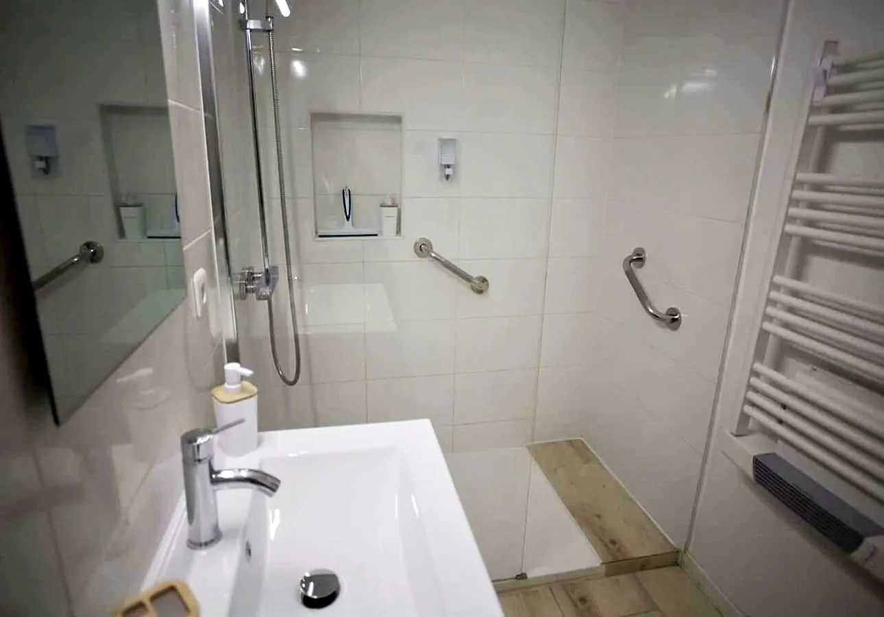 Salle d'eau moderne dans appartement meublé de tourisme à Béziers