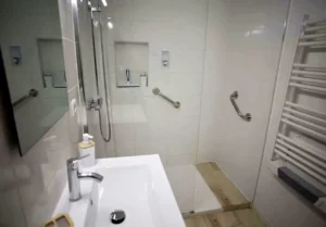 Salle d'eau moderne dans appartement meublé de tourisme à Béziers