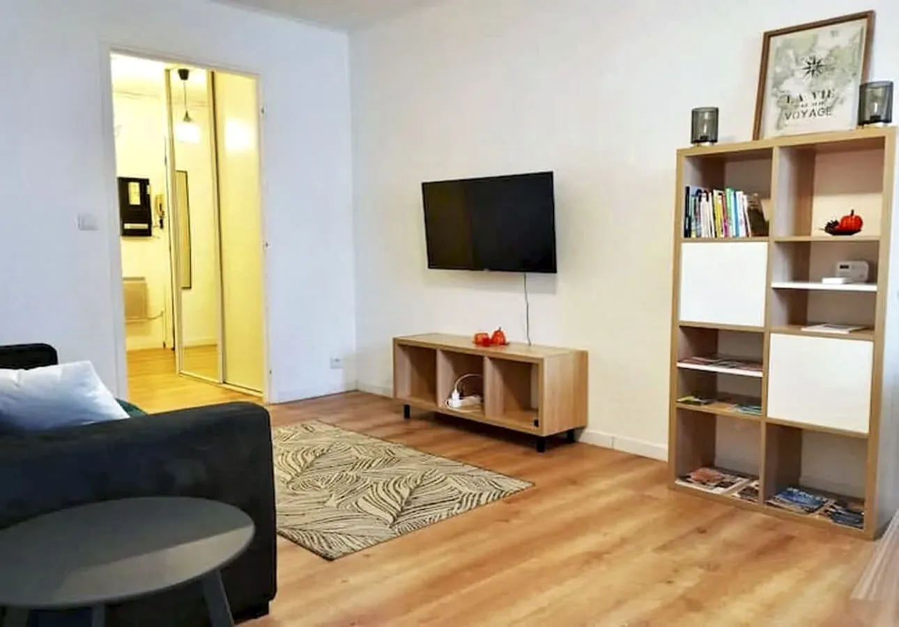 Salon convivial dans appartement de vacances à Béziers