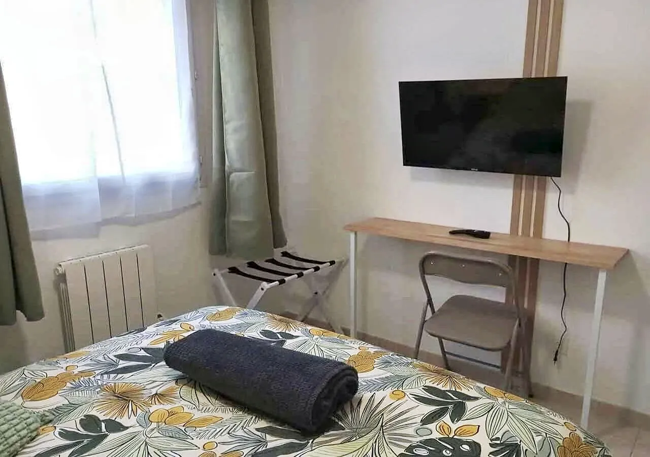Chambre avec Smart TV dans location touristique à Béziers