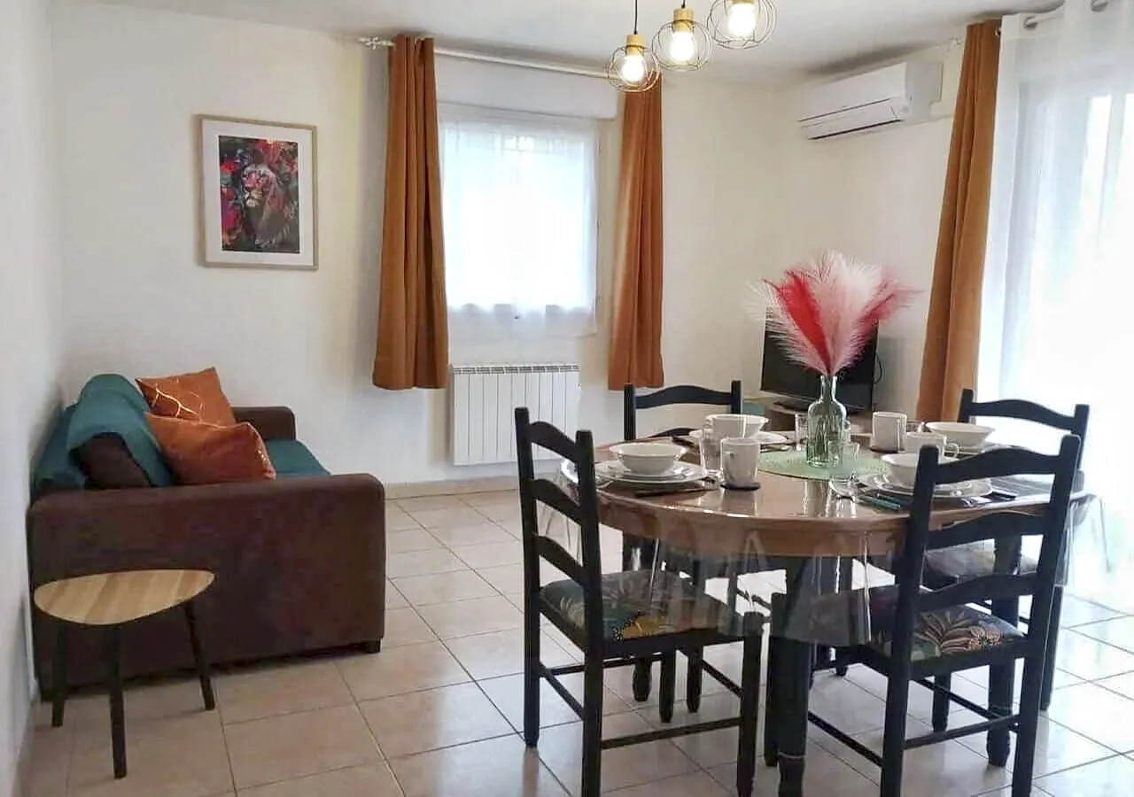 Espace séjour confortable pour location touristique à Béziers