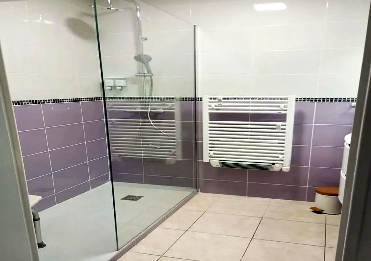 Salle d'eau moderne dans appartement meublé de tourisme à Béziers