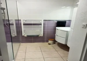 Salle d'eau moderne dans appartement meublé de tourisme à Béziers