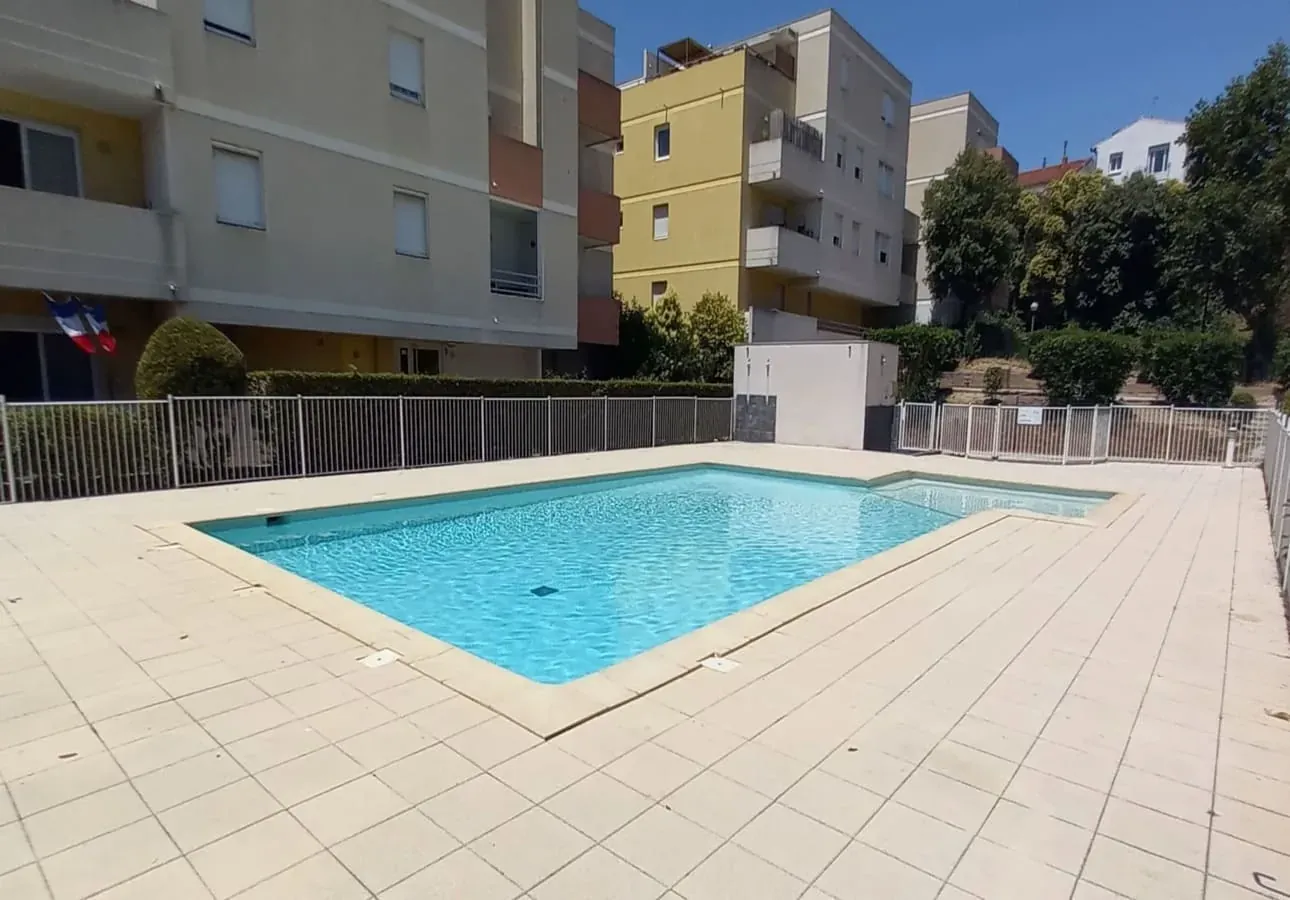piscine extérieur avec douches et pédiluve